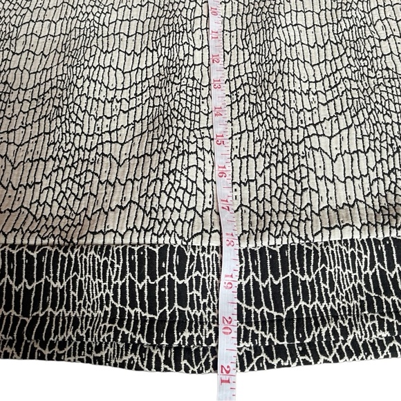 Banana Republic Ivory & Black Sleeveless Structured Tank Top Size 12 Snake Print - Picture 8 of 9
